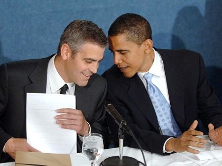 Khi Kim Kardashian đến Nhà Trắng... - 1 Tổng thống Mỹ Barack Obama và nam diễn viên George Clooney trò chuyện thân thiết.