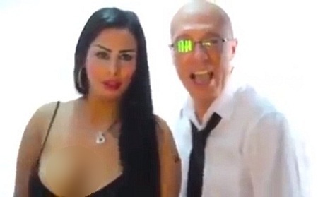 Bị phạt tù vì ăn mặc hở hang, nhảy múa khêu gợi trên mạng - 2 Reda
el-Fouly bị bắt giữ sau khi xuất hiện trong MV với trang phục và những động tác
khiêu khích.