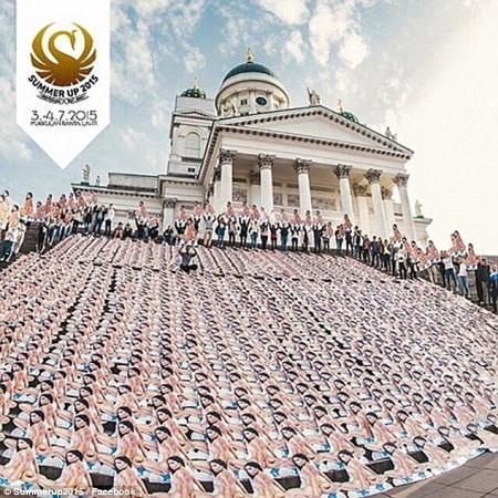 Thánh đường bị... 1.000 bức ảnh gợi cảm “tấn công”