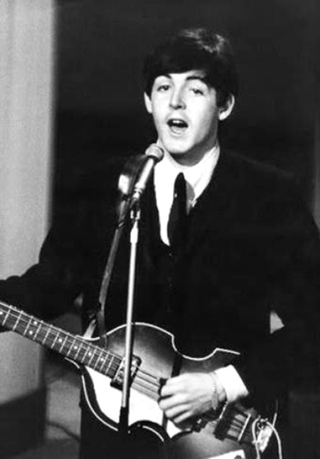 50 năm "Yesterday" bất hủ: Ngày hôm qua sống trong ngày hôm nay - 1 Paul McCartney ôm guitar hát Yesterday là hình ảnh bất hủ