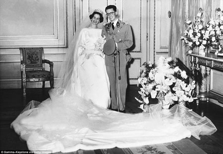 Những chiếc váy cưới xa hoa của Hoàng gia qua 100 năm - 10 Hoàng
hậu Fabiola de Mora y Aragon trong ngày cưới với vua Badouin của nước Bỉ hồi
năm 1960.