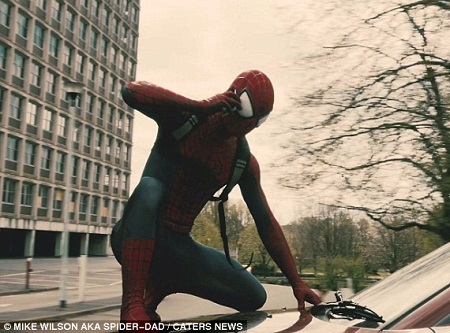 “Người Nhện” và câu chuyện xúc động về sinh nhật cuối cùng của bé 5 tuổi - 4 Về diện mạo, anh Wilson trông giống hệt Người Nhện.