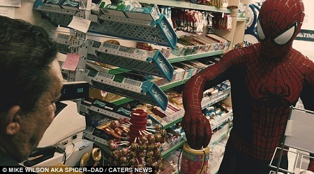 “Người Nhện” và câu chuyện xúc động về sinh nhật cuối cùng của bé 5 tuổi - 5 Anh Wilson quyết định hóa thân thành Người Nhện vì con trai.