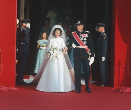 Những chiếc váy cưới xa hoa của Hoàng gia qua 100 năm - 15 Công
chúa Anh Margaret trong hôn lễ năm 1960 với nhiếp ảnh gia người Anh Anthony Armstrong-Jones.