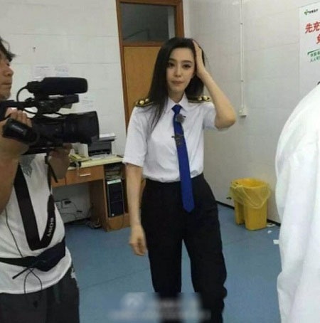 Cứu trẻ gặp tai nạn, Phạm Băng Băng bị nghi ngờ “đánh bóng” tên tuổi - 4 Một số nhân viên y tế đã tranh thủ xin được chụp hình lưu niệm với nữ diễn viên.