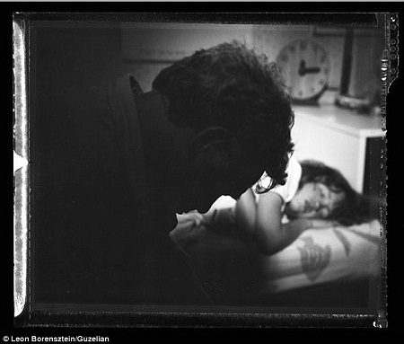 30 năm thực hiện bộ ảnh về con gái tật nguyền của người cha đơn thân - 1 Bộ ảnh cha đơn thân chăm con gái tật nguyền gây xúc động mạnh mẽ