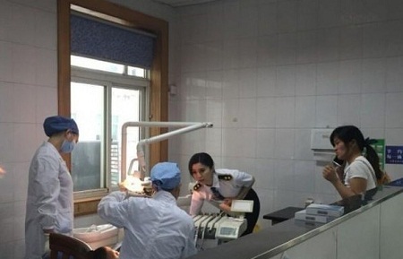 Cứu trẻ gặp tai nạn, Phạm Băng Băng bị nghi ngờ “đánh bóng” tên tuổi - 5 Một số nhân viên y tế đã tranh thủ xin được chụp hình lưu niệm với nữ diễn viên.