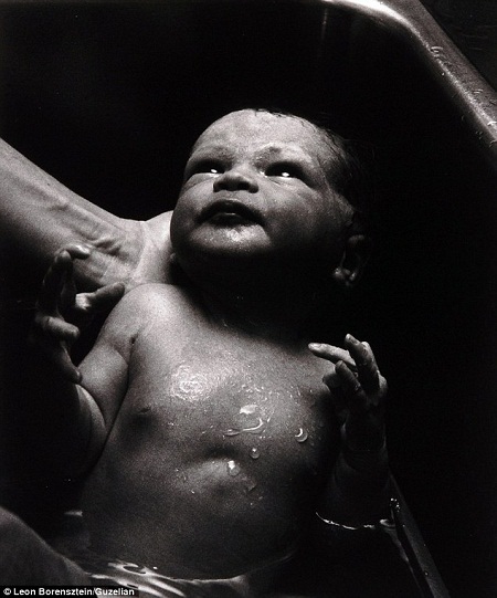 30 năm thực hiện bộ ảnh về con gái tật nguyền của người cha đơn thân - 3 Bộ ảnh cha đơn thân chăm con gái tật nguyền gây xúc động mạnh mẽ