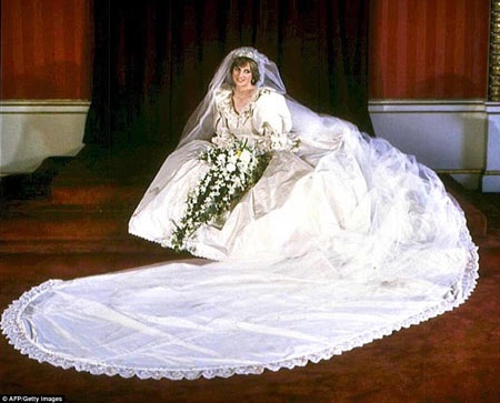 Những chiếc váy cưới xa hoa của Hoàng gia qua 100 năm - 20 “Bông
hồng Anh” Diana Spencer trong hôn lễ với Hoàng tử Anh Charles hồi năm 1981.