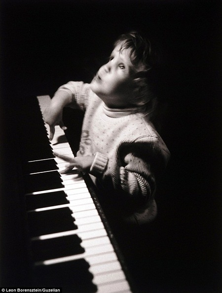 30 năm thực hiện bộ ảnh về con gái tật nguyền của người cha đơn thân - 6 Bộ ảnh cha đơn thân chăm con gái tật nguyền gây xúc động mạnh mẽ