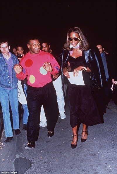 Siêu mẫu Naomi Campbell bỏ tiền để “nâng cấp” tiểu sử trên... Wikipedia - 1 Những
thông tin về mối quan hệ tình cảm giữa Naomi Campbell và Mike Tyson một thời bị
xóa bỏ.