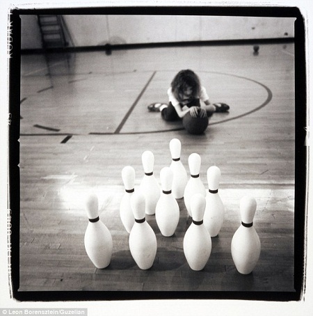 30 năm thực hiện bộ ảnh về con gái tật nguyền của người cha đơn thân - 8 Cuốn
sách ảnh ghi lại cuộc sống của Sharon trong suốt 30 năm qua.