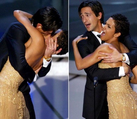 Những nụ hôn gây tranh cãi nhất của nghệ sĩ Hollywood - 3 Nam diễn viên Adrien
Brody và nữ diễn viên Halle Berry: