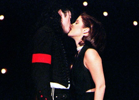 Những nụ hôn gây tranh cãi nhất của nghệ sĩ Hollywood - 4 Michael Jackson và Lisa
Marie Presley: