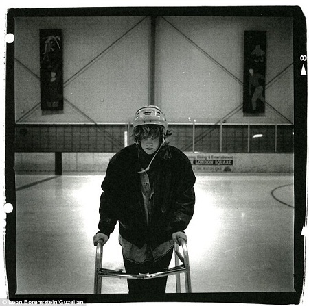 30 năm thực hiện bộ ảnh về con gái tật nguyền của người cha đơn thân - 11 Hiện
tại, Leon đang cố gắng gây quỹ để có đủ kinh phí xuất bản cuốn sách ảnh mang
tên “Sharon”.