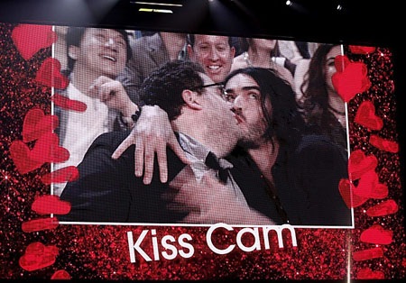 Những nụ hôn gây tranh cãi nhất của nghệ sĩ Hollywood - 5 Hai nam diễn viên hài Russell
Brand và Jonah Hill: