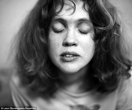 30 năm thực hiện bộ ảnh về con gái tật nguyền của người cha đơn thân - 12 Hiện
tại, Leon đang cố gắng gây quỹ để có đủ kinh phí xuất bản cuốn sách ảnh mang
tên “Sharon”.