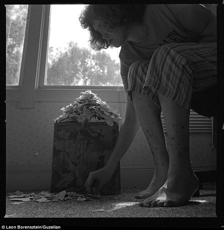 30 năm thực hiện bộ ảnh về con gái tật nguyền của người cha đơn thân - 13 Sharon hiện tại đã sống riêng trong một căn nhà ở gần nhà của
cha.