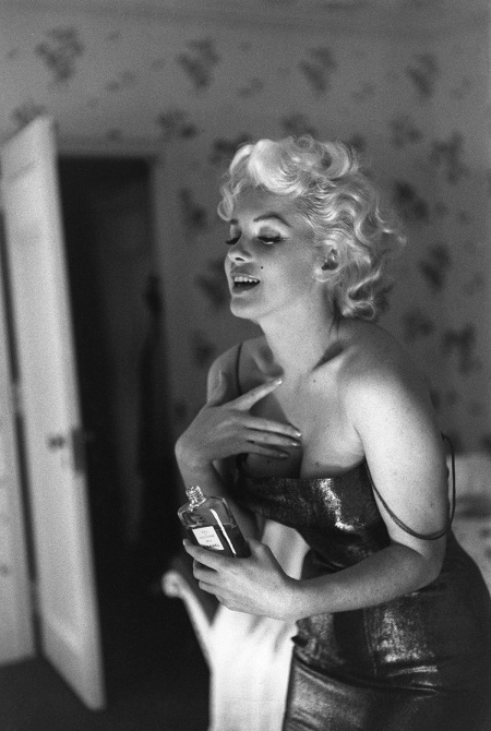 “Biểu tượng sex” Marilyn Monroe trang điểm như thế nào khi đi chơi? - 8 “Biểu tượng sex” Marilyn Monroe trang điểm như thế nào khi đi chơi?