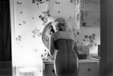 “Biểu tượng sex” Marilyn Monroe trang điểm như thế nào khi đi chơi? - 9 Công việc chuẩn bị hoàn tất, người đẹp sẵn sàng bước xuống
phố đi xem kịch.