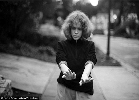 30 năm thực hiện bộ ảnh về con gái tật nguyền của người cha đơn thân - 15 Sharon hiện tại đã sống riêng trong một căn nhà ở gần nhà của
cha.