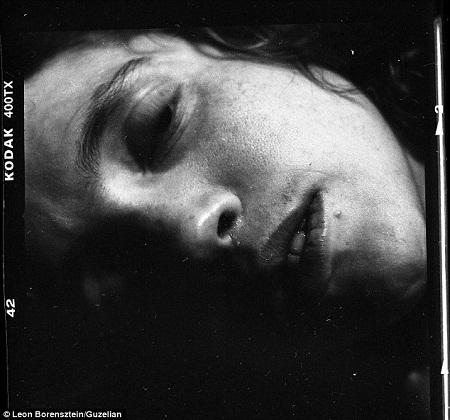 30 năm thực hiện bộ ảnh về con gái tật nguyền của người cha đơn thân - 16 Sharon hiện tại đã sống riêng trong một căn nhà ở gần nhà của
cha.