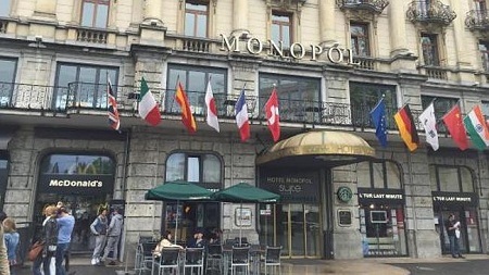 Người Trung Quốc bị chỉ trích ngầm vì văn hóa ăn tiệc “buffet” - 1 Khách sạn Monopol đang sử dụng những thông điệp tế nhị nhắc thực khách không lãng phí đồ ăn.