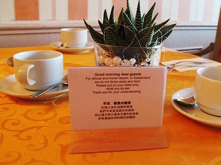 Người Trung Quốc bị chỉ trích ngầm vì văn hóa ăn tiệc “buffet” - 3 Thông điệp nhắn gửi tới thực khách được đặt trên khắp các bàn của nhà hàng trong khách sạn Monopol.