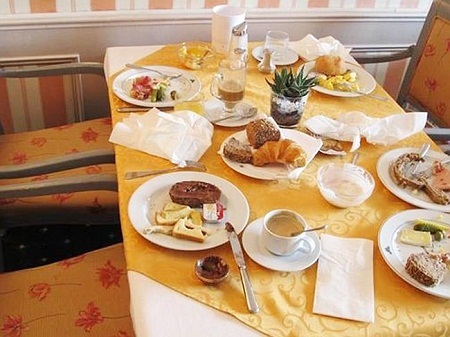 Người Trung Quốc bị chỉ trích ngầm vì văn hóa ăn tiệc “buffet” - 4 Thông điệp nhắn gửi tới thực khách được đặt trên khắp các bàn của nhà hàng trong khách sạn Monopol.