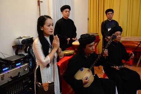 Nghệ sĩ Hải Phượng và dàn nhạc