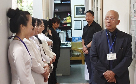 Kiến trúc sư Trần Quang Minh, con trai thứ của GS thay mặt anh trai tiếp khách