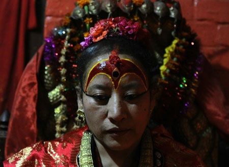 Nữ thần của Nepal chỉ tự bước đi khi… động đất xảy đến - 3 Một nữ thần Kumari