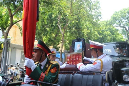 Đoàn xe chở thi hài nhạc sĩ An Thuyên hướng về