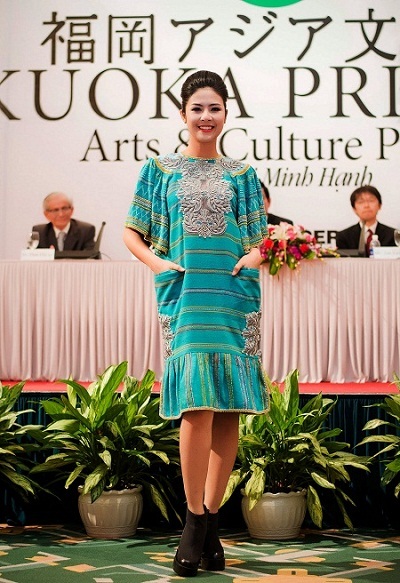 Sự quyến rũ của thổ cẩm qua thời trang của NTK Minh Hạnh - 5 Hoa hậu Ngọc Hân cùng các người mẫu tham gia trình diễn mẫu thiết kế của NTK Minh Hạnh