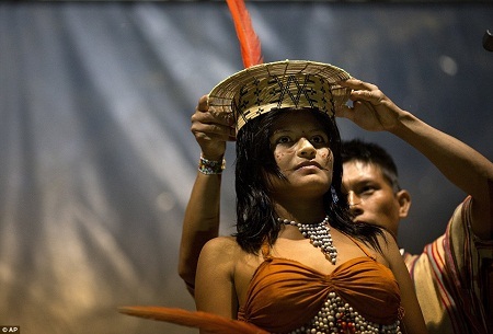 Cuộc thi sắc đẹp… “không giống ai” - 2 Vương miện của tân Hoa hậu Rừng nhiệt đới Peru 2015.