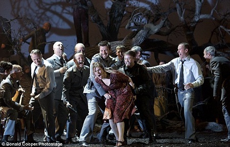 Cảnh cưỡng hiếp trên sân khấu kịch khiến khán giả tức giận