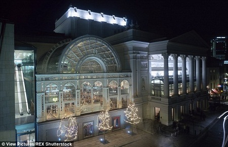 Cảnh cưỡng hiếp trên sân khấu kịch khiến khán giả tức giận