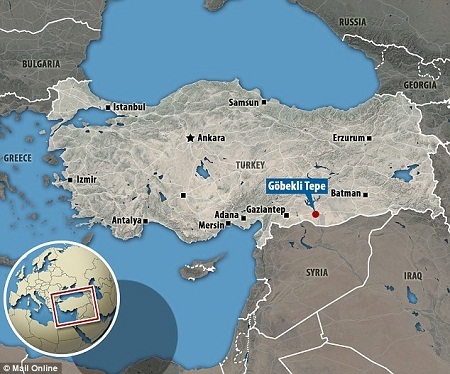 Cột đá này còn có hình ảnh của những con sếu, bọ cạp.