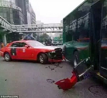 Nam ca sĩ “Gangnam Style” gặp tai nạn giao thông - 1 Nam ca sĩ “Gangnam Style” gặp tai nạn giao thông