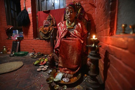 Nữ thần của Nepal chỉ tự bước đi khi… động đất xảy đến - 4 Một nữ thần Kumari