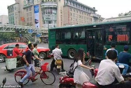 Nam ca sĩ “Gangnam Style” gặp tai nạn giao thông - 3 Nam ca sĩ “Gangnam Style” gặp tai nạn giao thông