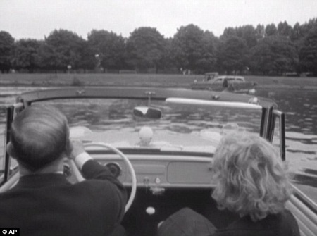 Một triệu phút lịch sử quý giá của nhân loại - 4 Thước
phim ghi lại một phát minh độc đáo từ năm 1963 - một chiếc ô tô có thể đi trên
mặt nước.