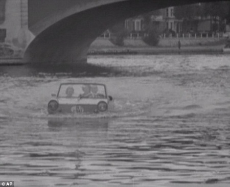 Một triệu phút lịch sử quý giá của nhân loại - 5 Thước
phim ghi lại một phát minh độc đáo từ năm 1963 - một chiếc ô tô có thể đi trên
mặt nước.