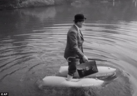 Một triệu phút lịch sử quý giá của nhân loại - 6 Một
phát minh kỳ lạ giúp một người đàn ông có thể đi dọc một con sông với “đôi giày
ca-nô”.