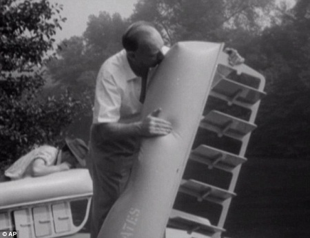 Một triệu phút lịch sử quý giá của nhân loại - 7 Một
phát minh kỳ lạ giúp một người đàn ông có thể đi dọc một con sông với “đôi giày
ca-nô”.