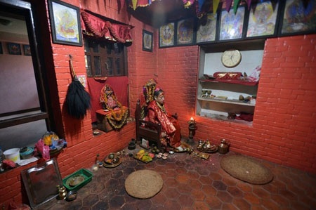 Nữ thần của Nepal chỉ tự bước đi khi… động đất xảy đến - 6 Những nữ thần Kumari ở Nepal luôn phải sống biệt lập, tránh
trò chuyện, kiêng đi lại.