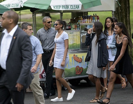 Nhà hát “náo loạn” vì cha con ông Obama cùng nhau đi xem kịch - 7 Ông Obama bắt tay những khán giả ngồi ở hàng ghế sau.