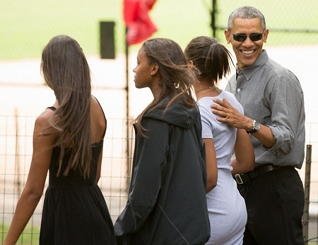 Nhà hát “náo loạn” vì cha con ông Obama cùng nhau đi xem kịch - 8 Ông Obama bắt tay những khán giả ngồi ở hàng ghế sau.