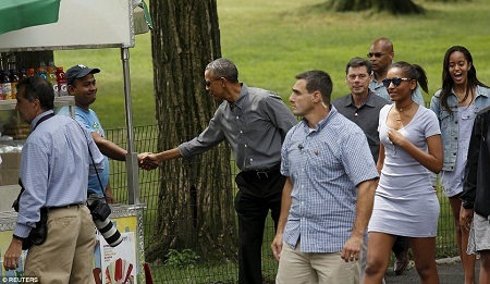 Nhà hát “náo loạn” vì cha con ông Obama cùng nhau đi xem kịch - 9 Trong
trang phục giản dị, ông Obama đáp lại cái bắt tay của một người bán hàng trong
công viên.