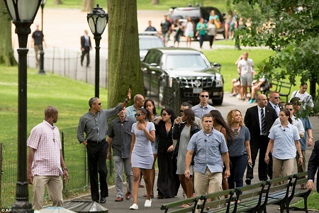 Nhà hát “náo loạn” vì cha con ông Obama cùng nhau đi xem kịch - 10 Trong
trang phục giản dị, ông Obama đáp lại cái bắt tay của một người bán hàng trong
công viên.